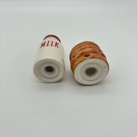 Cracker Barrel Salt Pepper Shakers Bottle Milk & Cookies UNUSED Home Decor - Picture 5 of 6